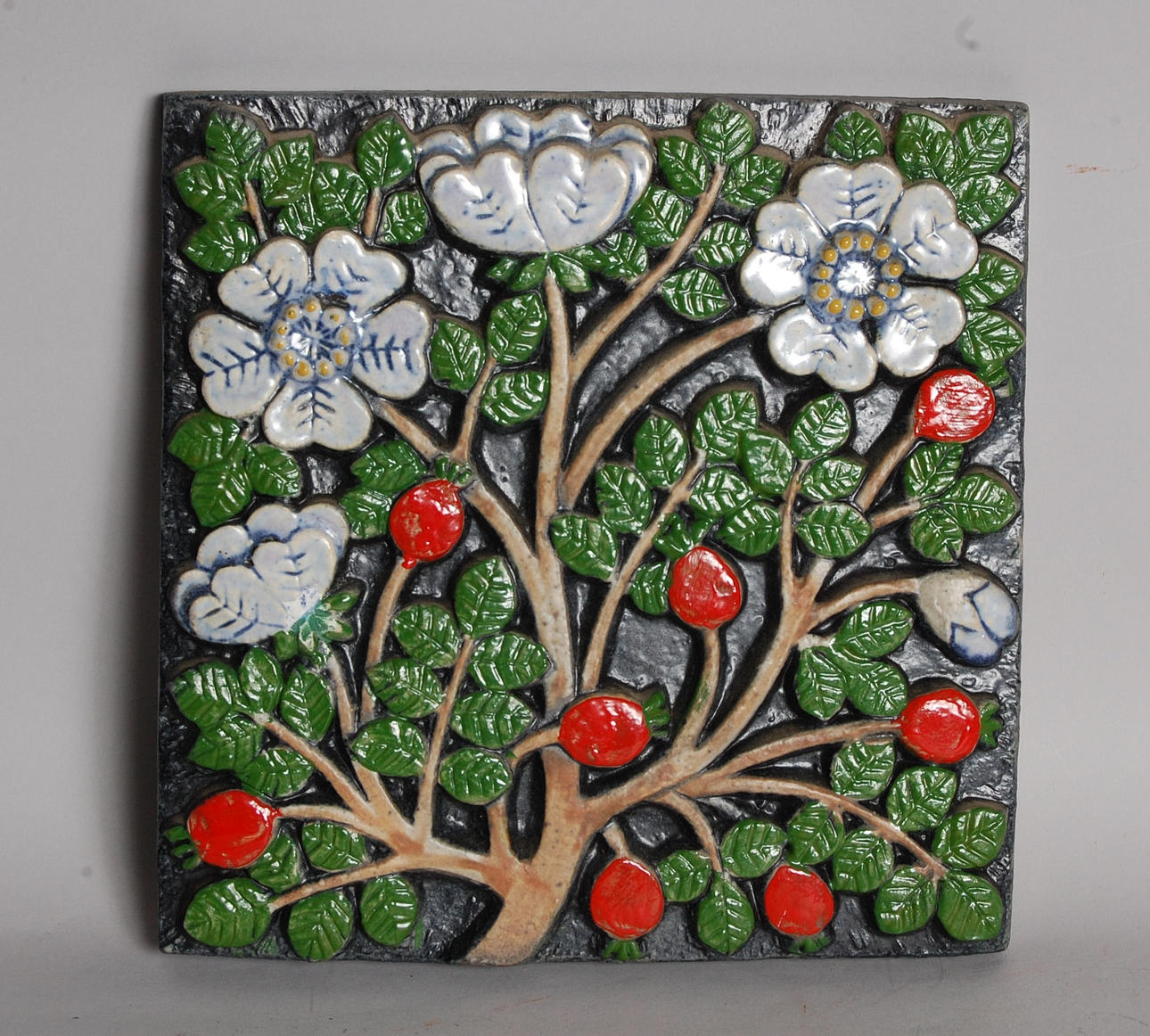 LISA LARSSON. VÄGGRELIEF, signerad , Lisa L, Gustavsberg.