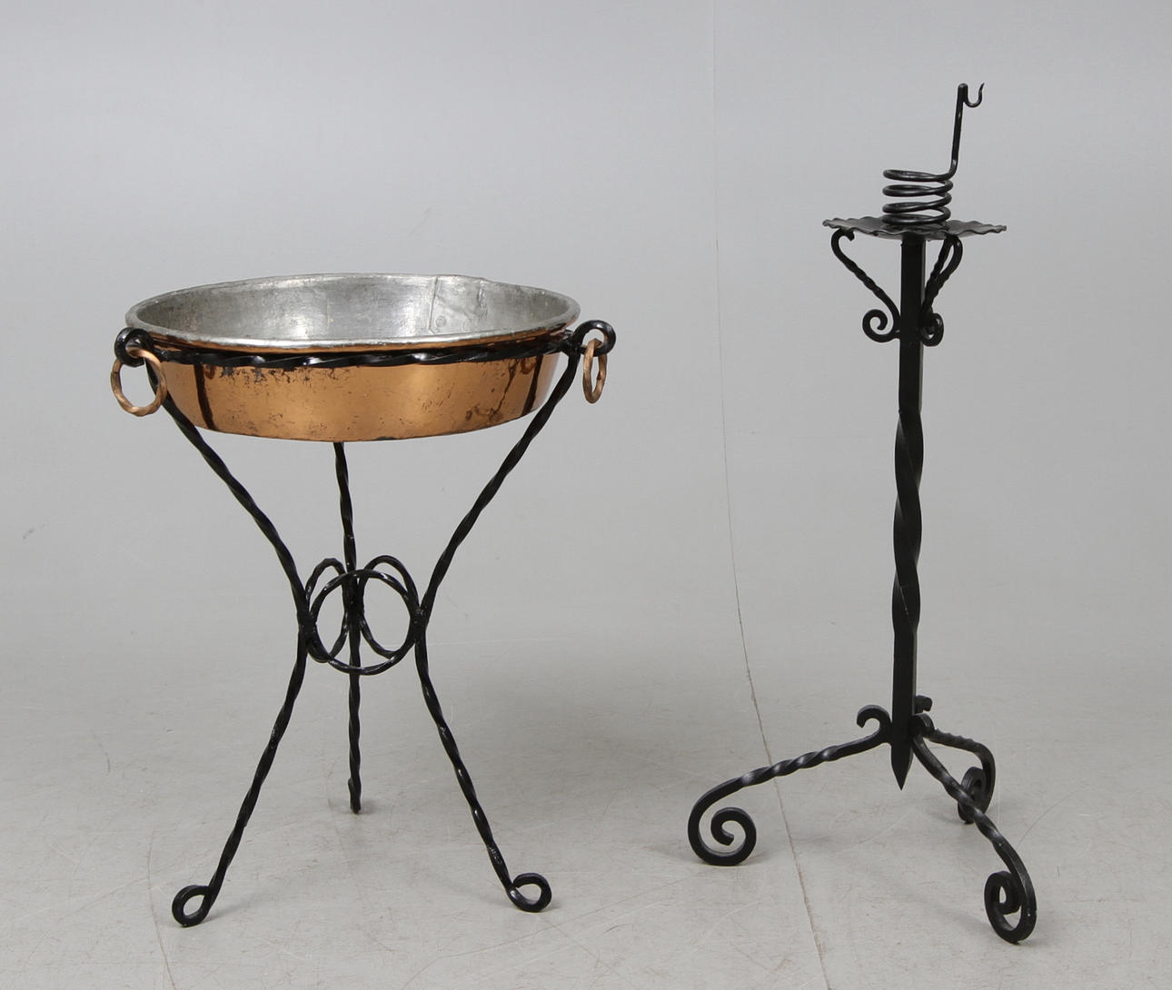 KOPPARBUNKE på SMIDESSTÄLLNING samt GOLVLJUSTAKE, smide.