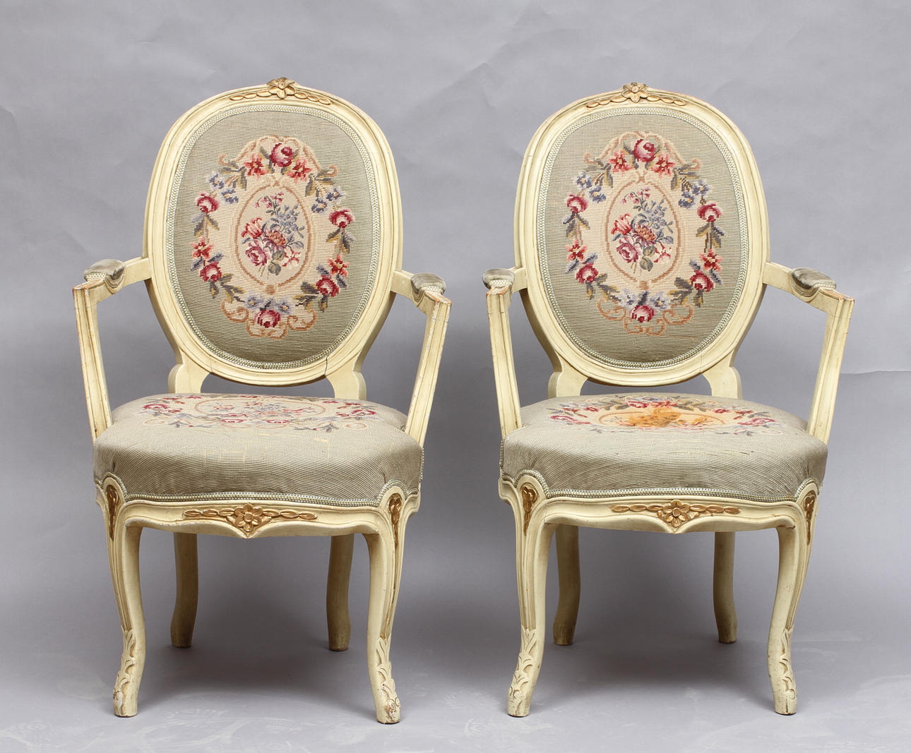 KARMSTOLAR, 1 par, Louise XVI-stil, 1800-tal, skuren dekor.