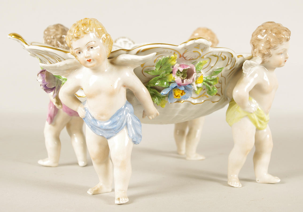 PORSLINSSKÅL uppburen av puttis, Dresden. 1900-tal.