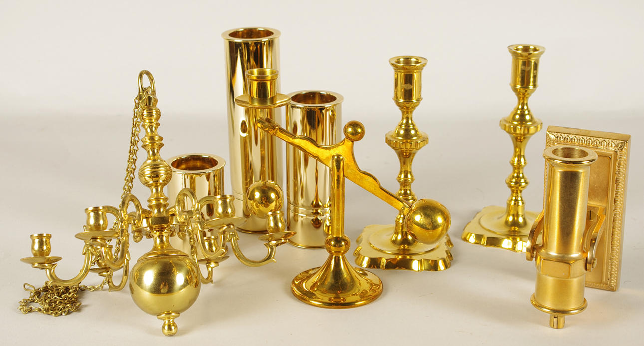 LJUSSTAKAR SAMT TAKKRONA, MÄSSING, 8 delar.