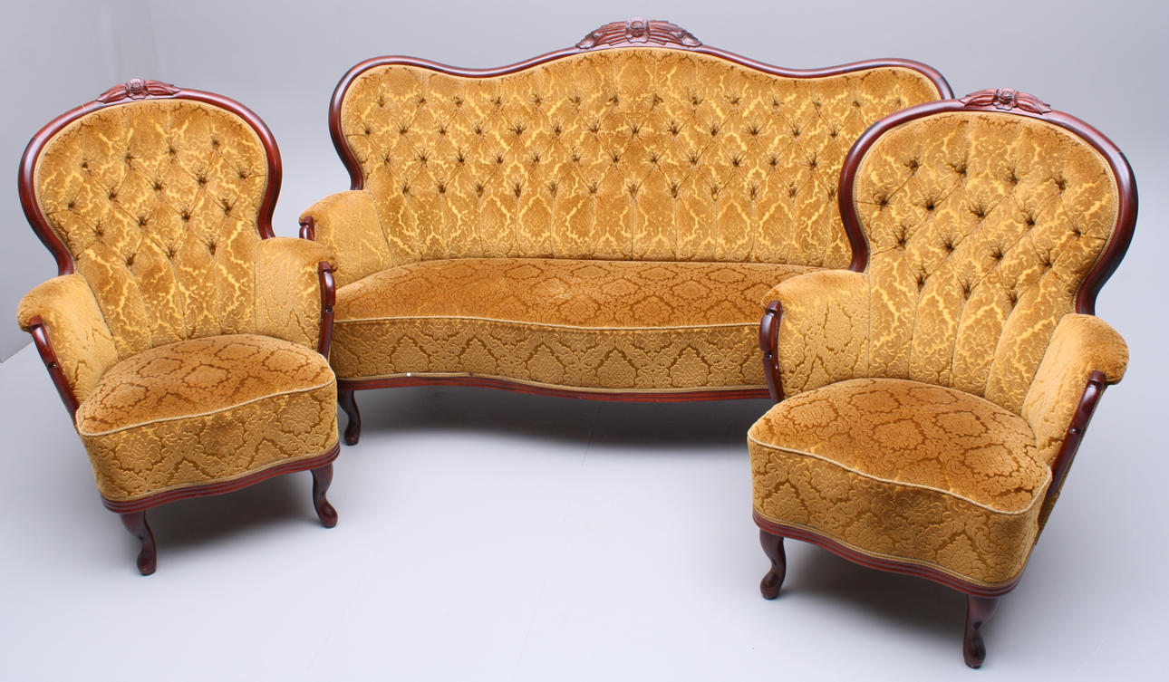 MÖBELGRUPP, 3 delar, rokokostil, guldfärgat tyg, 1900-tal.