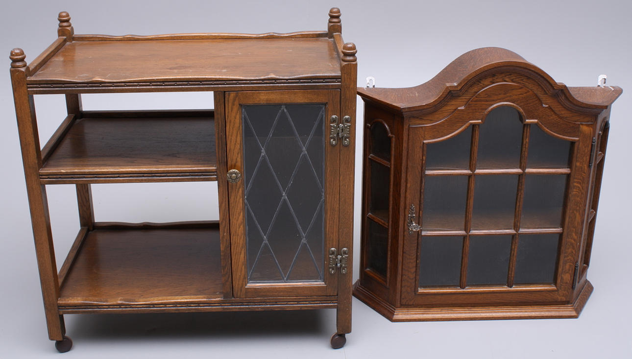 SERVERINGSVAGN och VÄGGVITRINHÄNGSKÅP, barockstil.