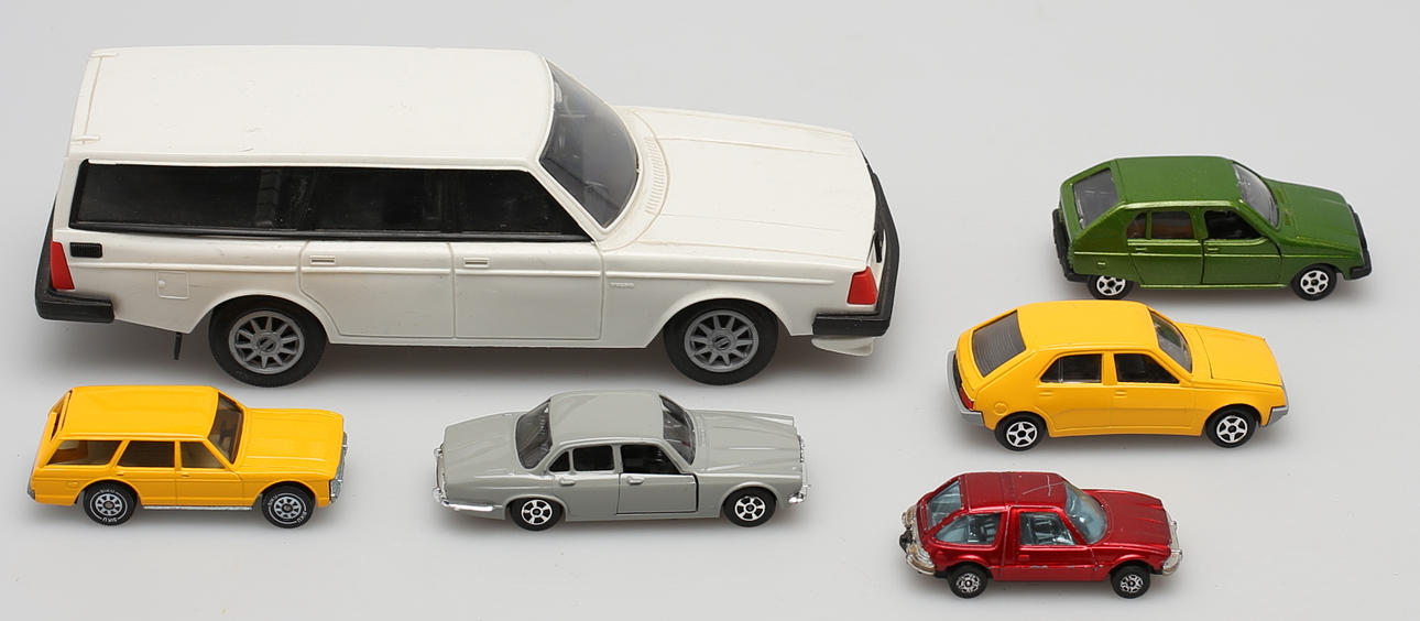PARTI LEKSAKSBILAR (5). Bl a Volvo 245, Made in Finland, Siku, Corgi etc.