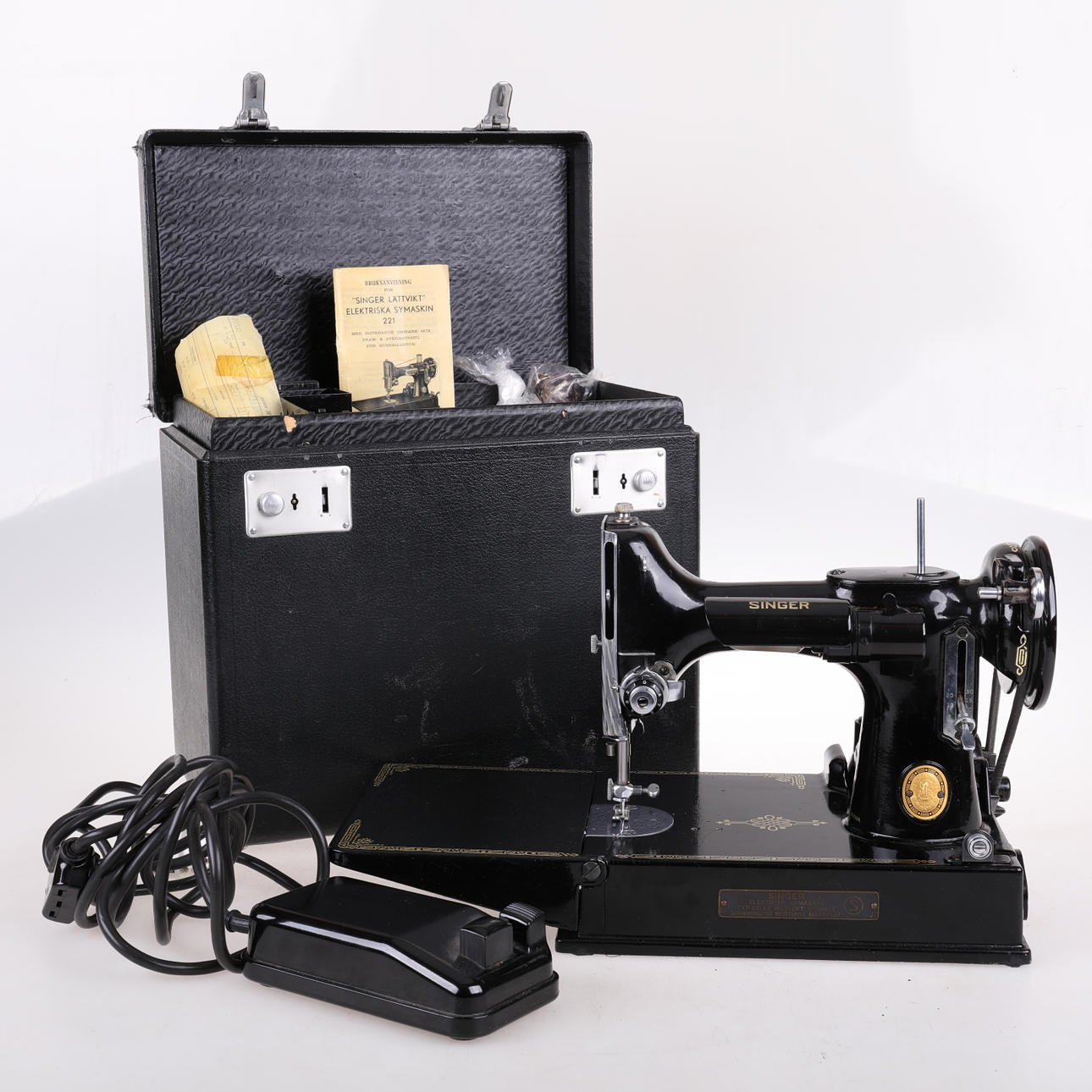 SEWING MACHINE, SINGER LIGHTWEIGHT.