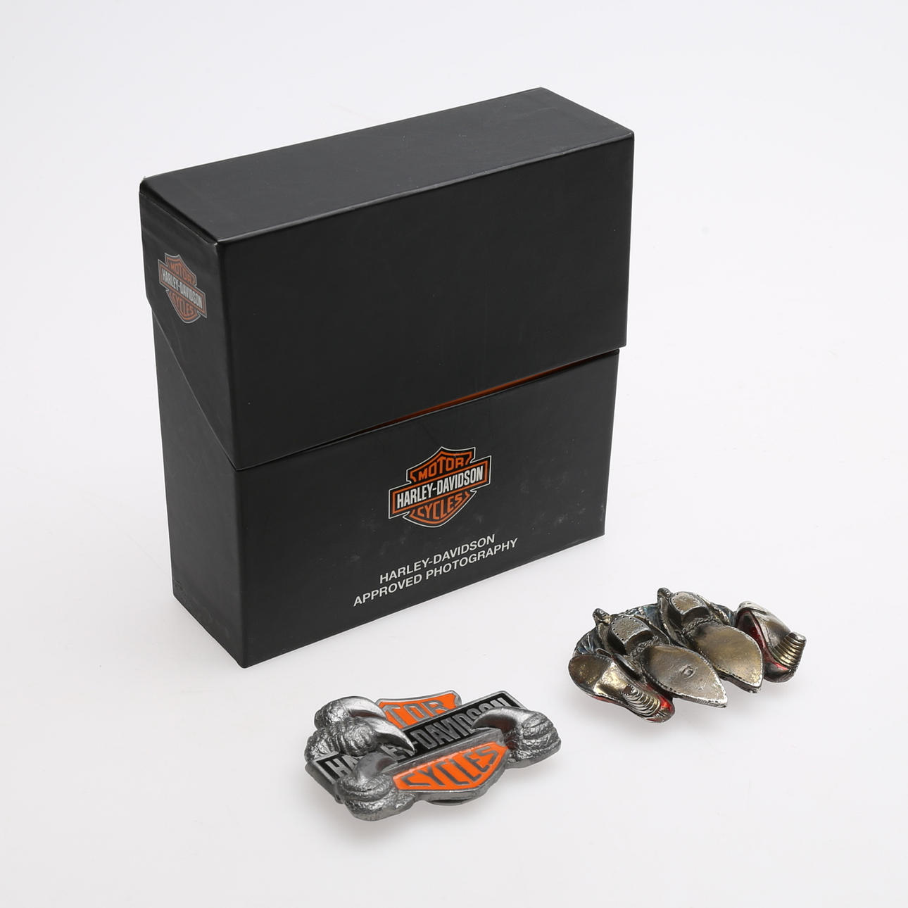 GÜRTELSCHNALLEN, ZWEITEILIG: eine Harley Davidson.