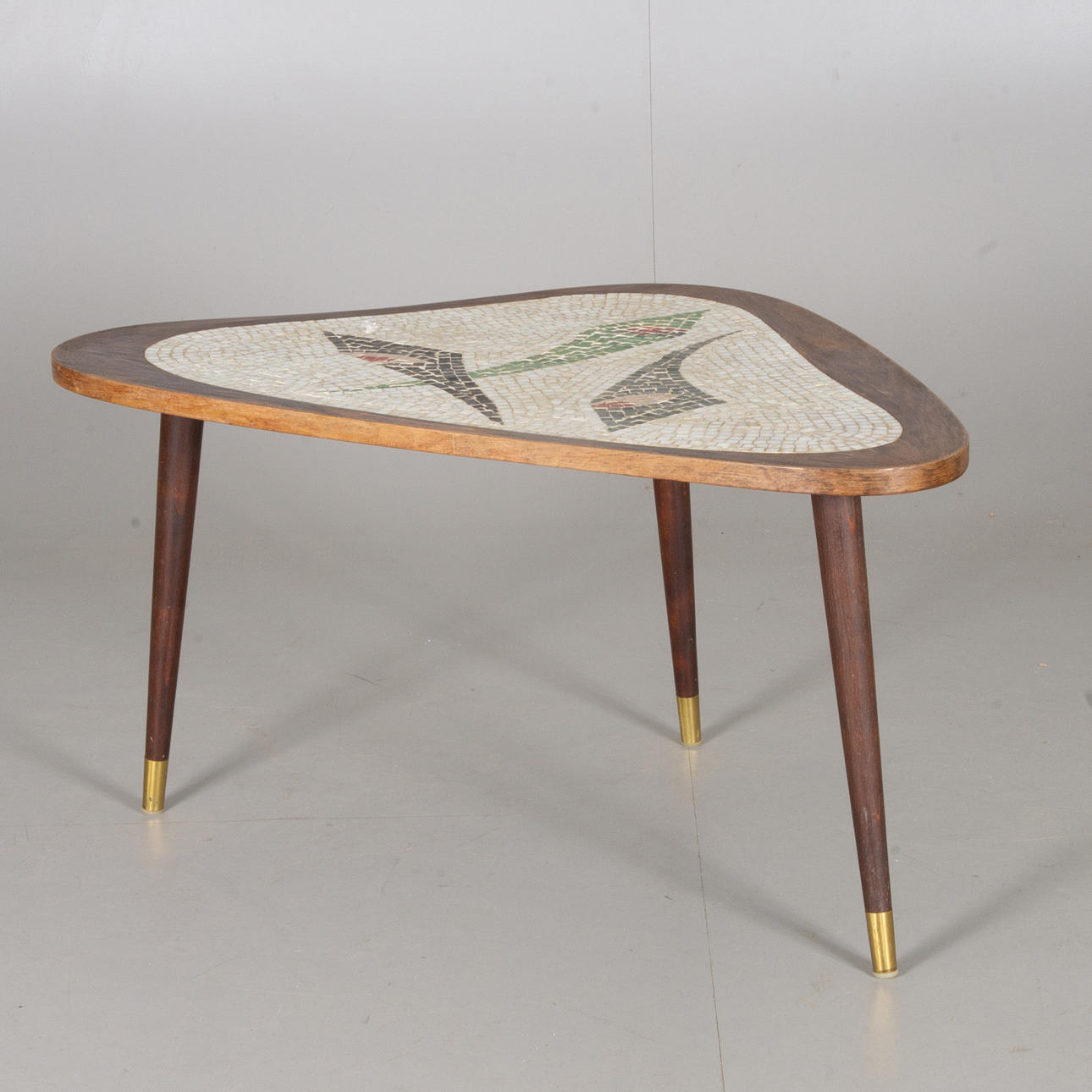 COUCHTISCH, Mosaikplatte, Mitte des 20. Jahrhunderts.