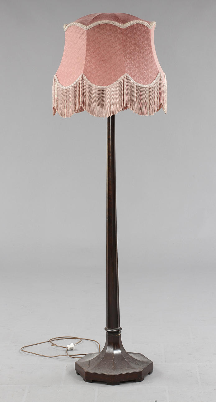 LAMPFOT, 1930-tal. Träfot med skärm.