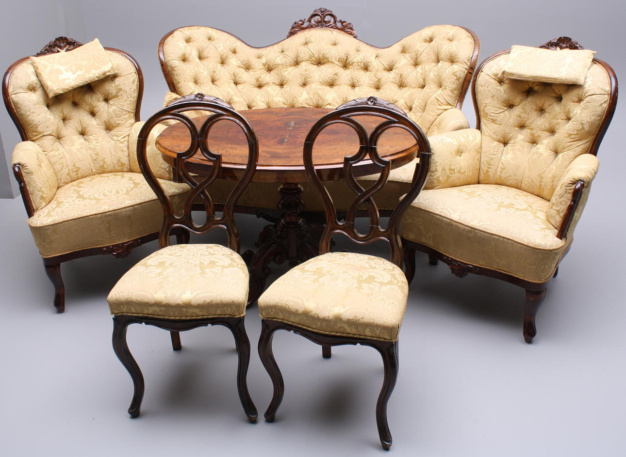 MÖBELGRUPP, 6 delar, rokokostil, gult tyg.