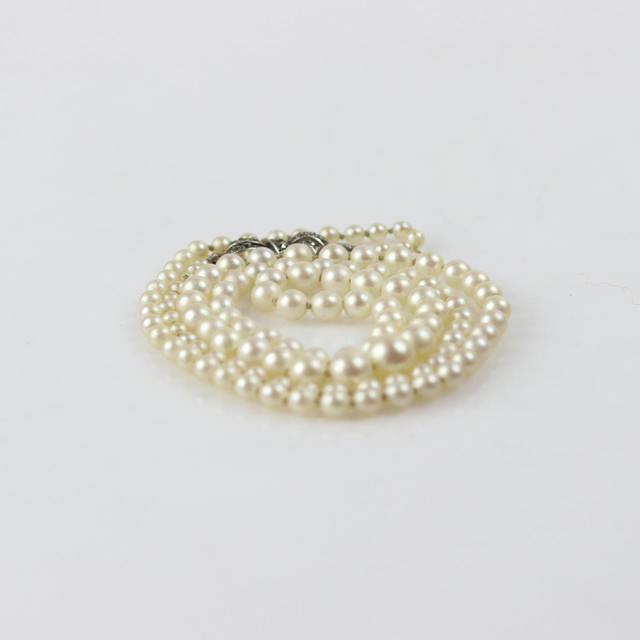 PÄRLHALSBAND, odlade pärlor, doserat, silverlås.