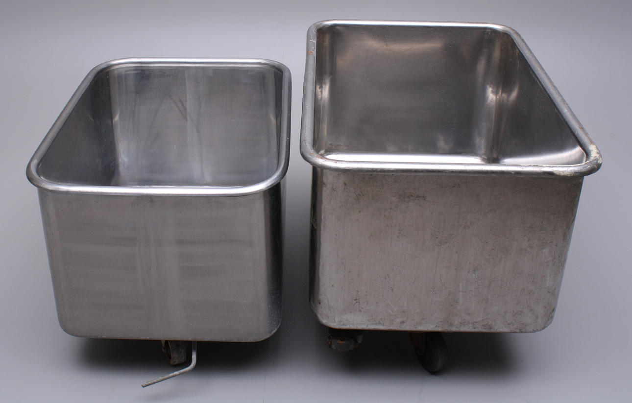 KAR på hjul, 2 st, rostfria, med avtappning, tre hjul.