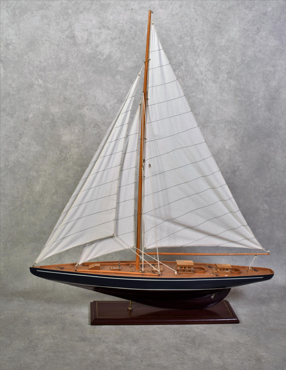MODELLSEGELBÅT.