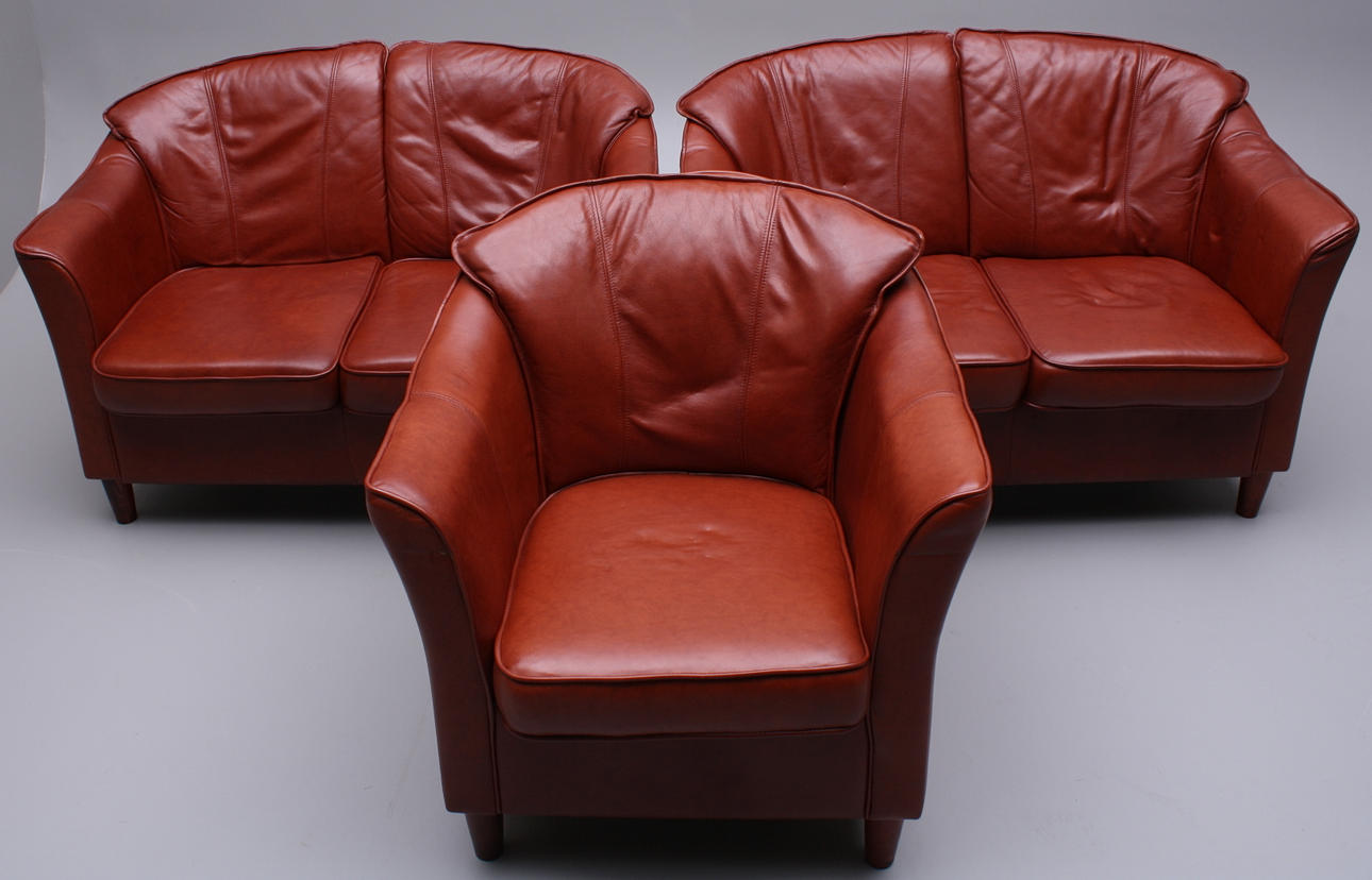 MÖBELGRUPP, 3 delar, brunt skinn.