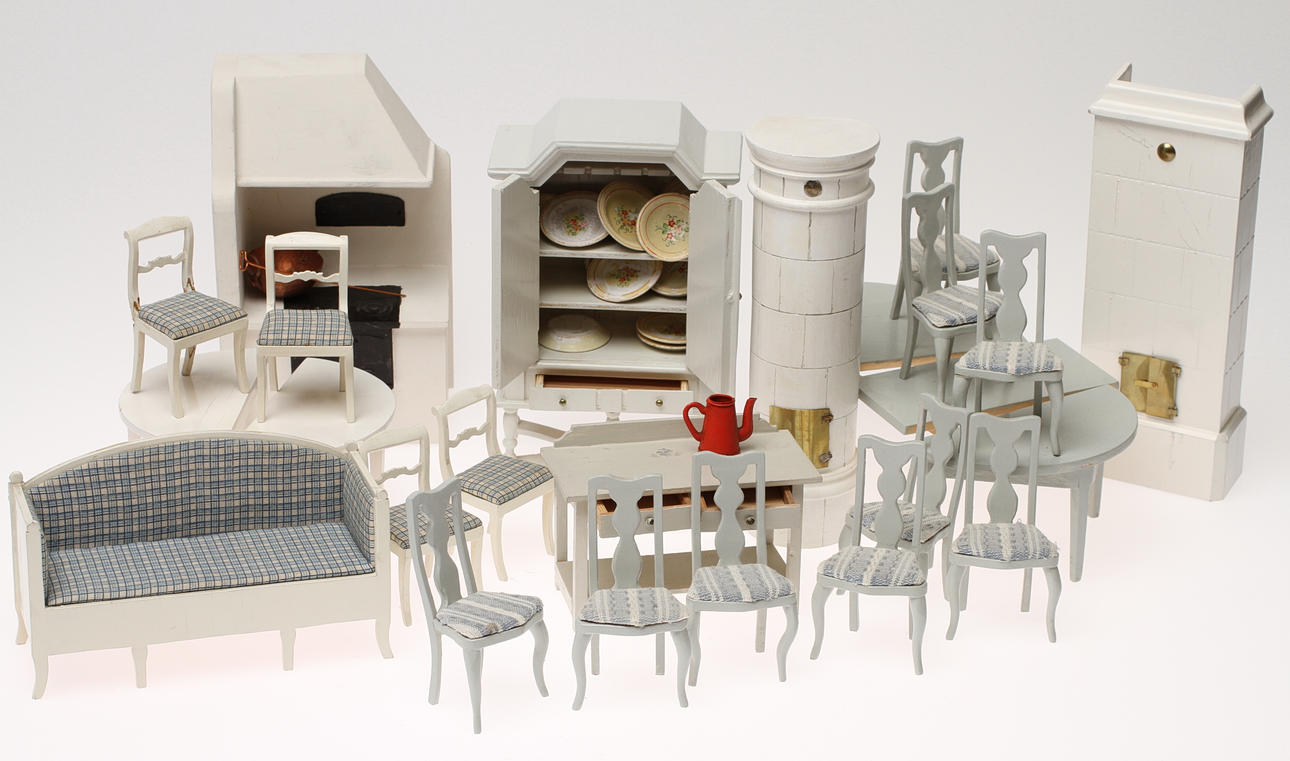 NOLBYN dockmöbler samt NOLBYN-liknande av Stig Jansson.