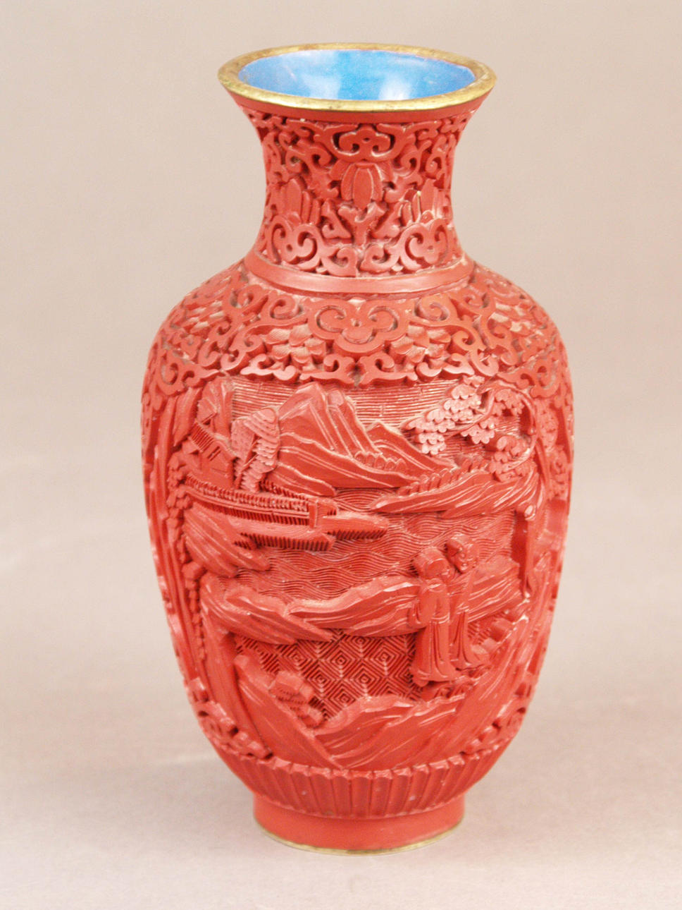 LACKVASE - China, Metallkorpus mit Lackschnitzerei.