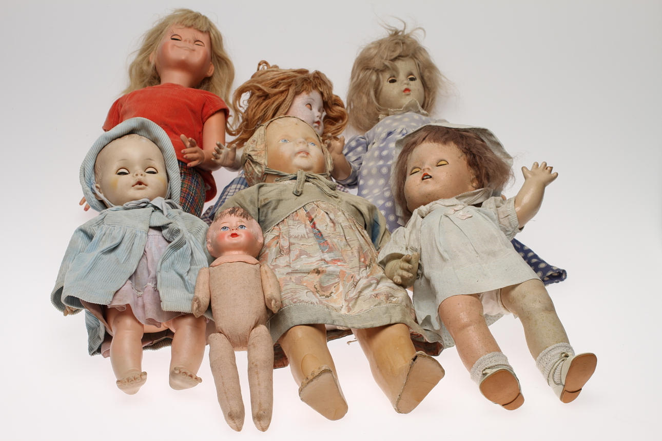 DOCKOR av massa, gummi och papier-maché.