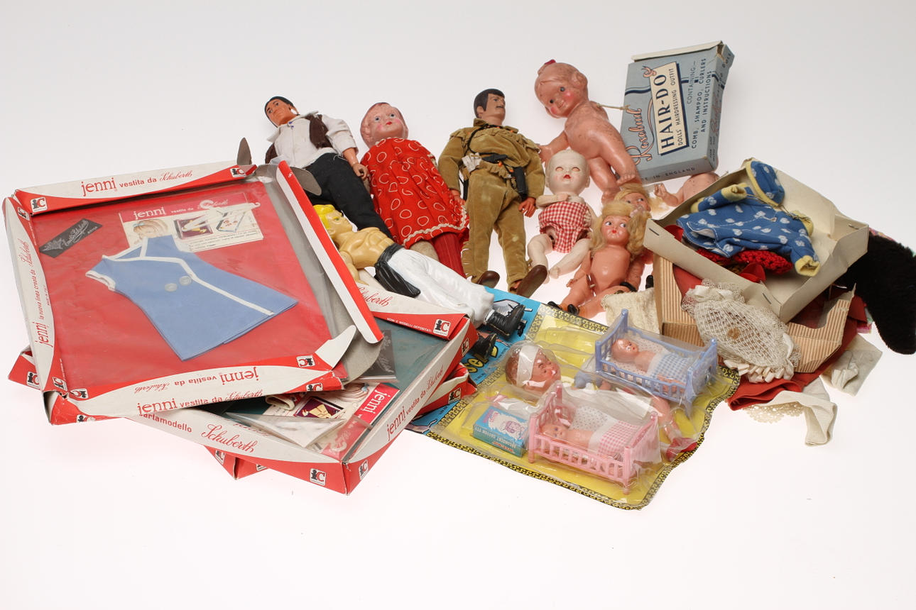 DOCKOR 6 stycken små celluloid samt 2 indiandockor.