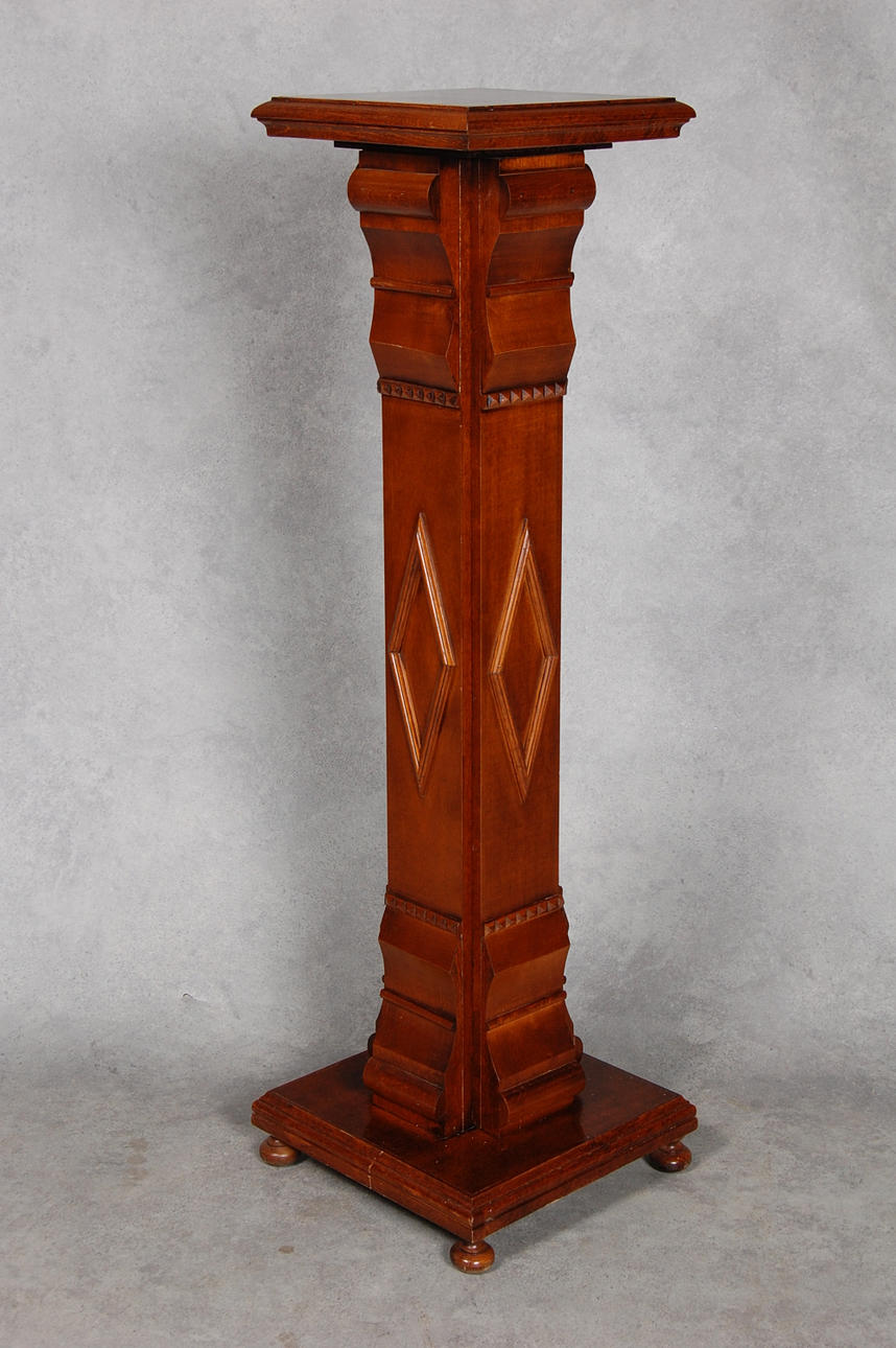 PIEDESTAL, med skåp, 1900-tal.