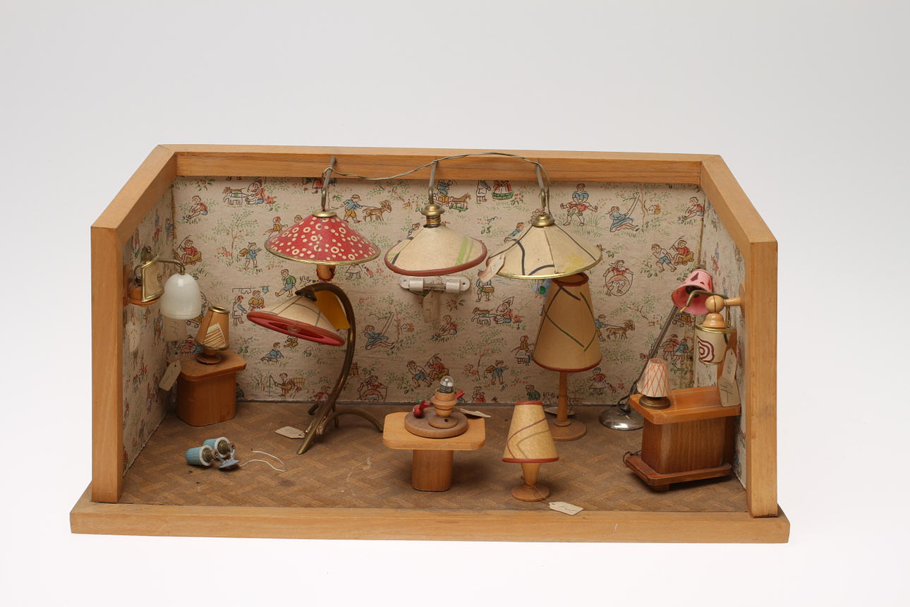 DOCKHUSLAMPOR uppsatta i försäljningsdisplay . Brenz Tyskland, 1950-tal.