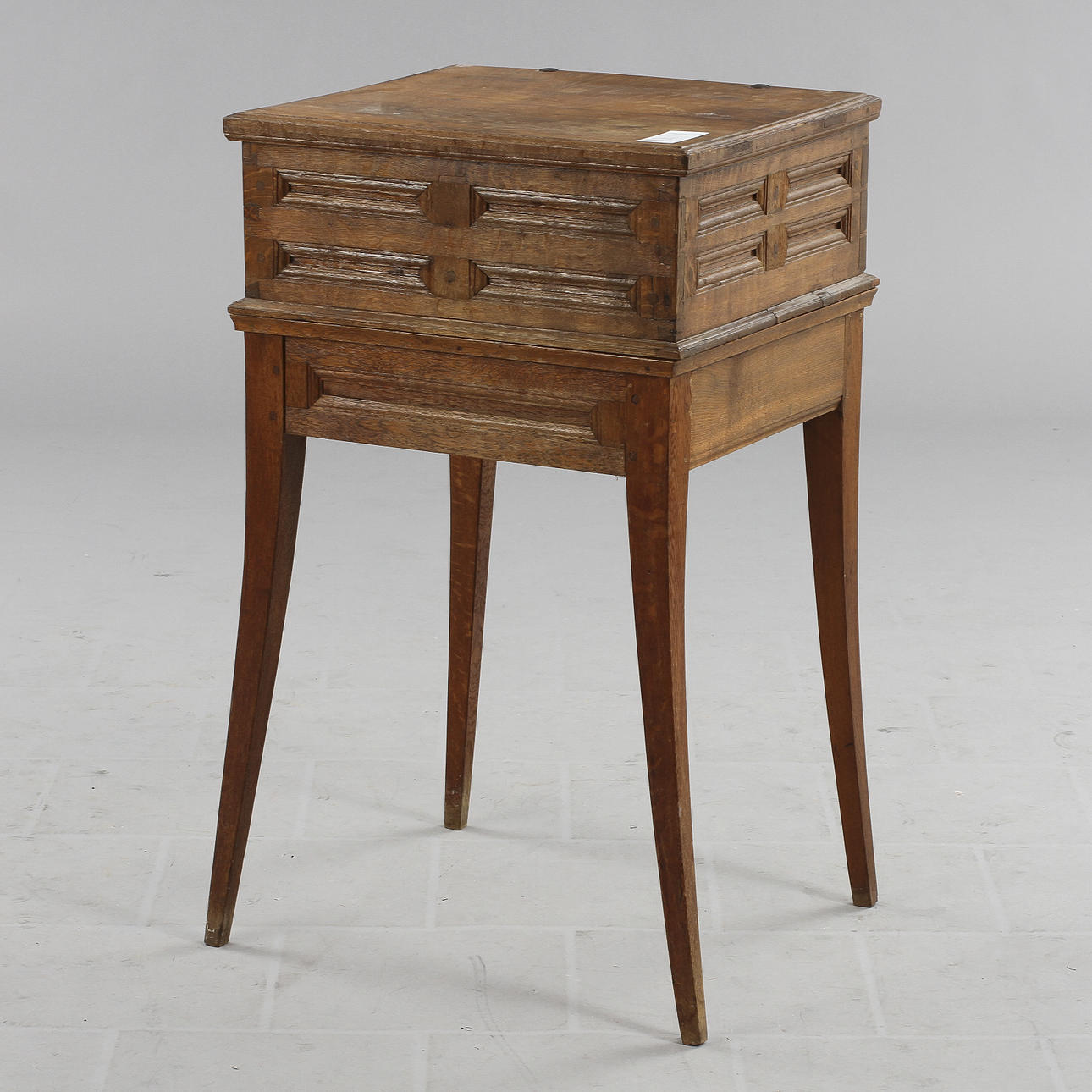 SCHATULL PÅ BENSTÄLLNING, barockstil, 1900-talets början.