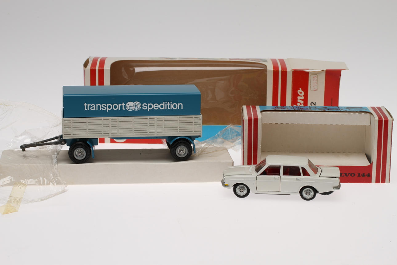 TEKNO No 835 VOLVO 144 och släp No 452 i originalkartong.