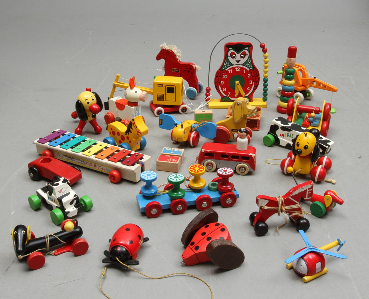 TRÄLEKSAKER BRIO, MICKI med flera. Cirka 22 stycken.