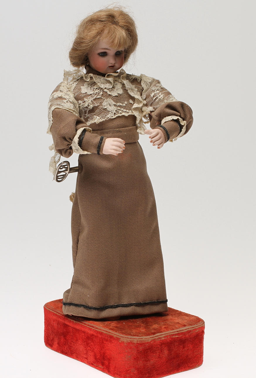 DOCKA på podium, urverk, biskvihuvud.