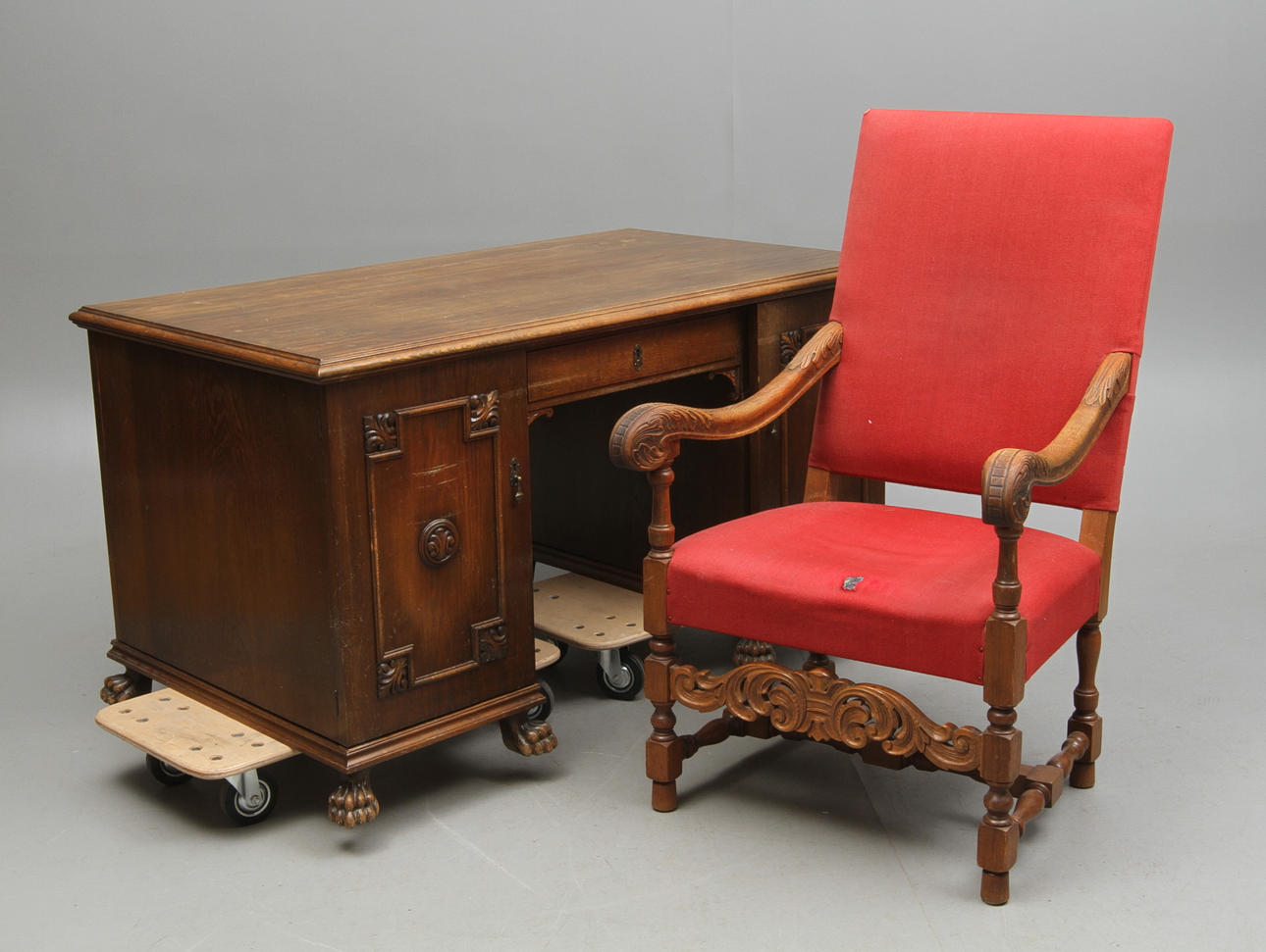 SKRIVBORD samt KARMSTOL, barockstil, 1900-tal.