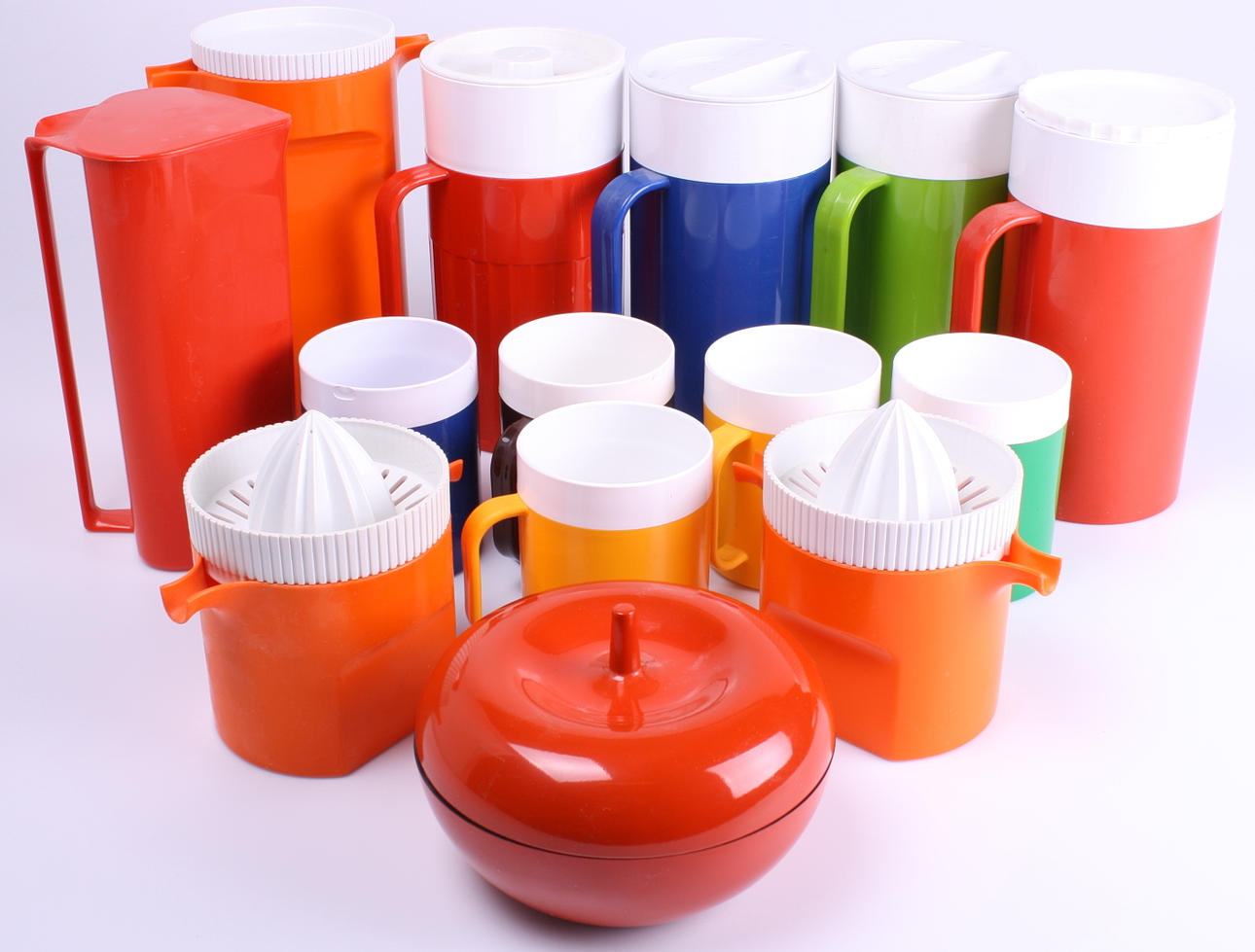 PLASTFÖREMÅL, 14 delar, 1960/70-tal, bla Gustavsberg.