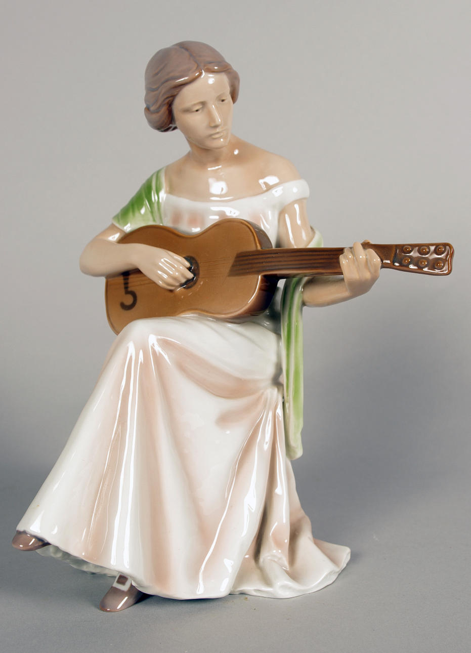 PORSLINSFIGUR, kvinna med gitarr, Bing & Gröndahl.