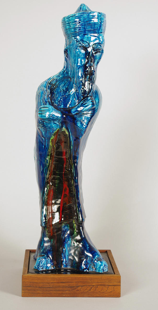 SKULPTUR, Orientalisk man, blåmålad med jakarandasockel, märkt J. Holstein.