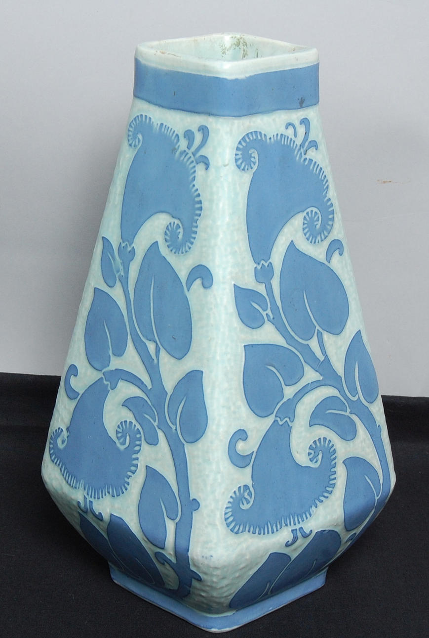 JOSEF EKBERG. vas, stengods, " Sgrafitto " signerad, daterad 1920.