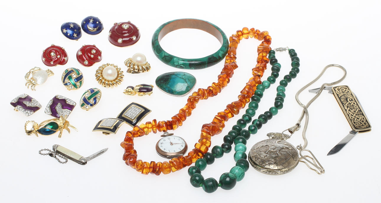 PARTI BIJOUTERIER MED MERA, bland annat halsband i malakit, hänge/brosch i silver, 1900-tal.