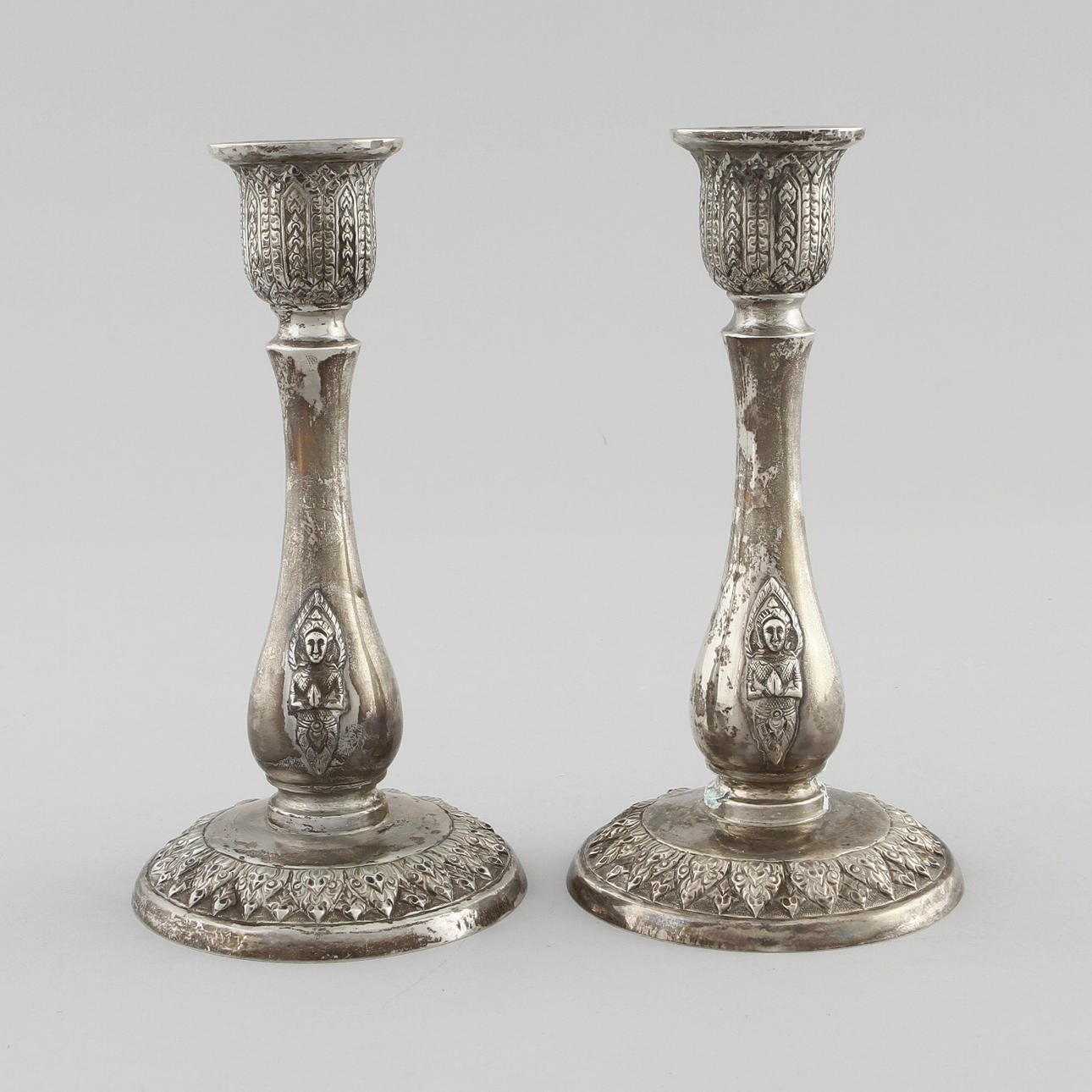 LJUSSTAKAR, ett par, sterlingsilver, Thailand, 1900-tal.