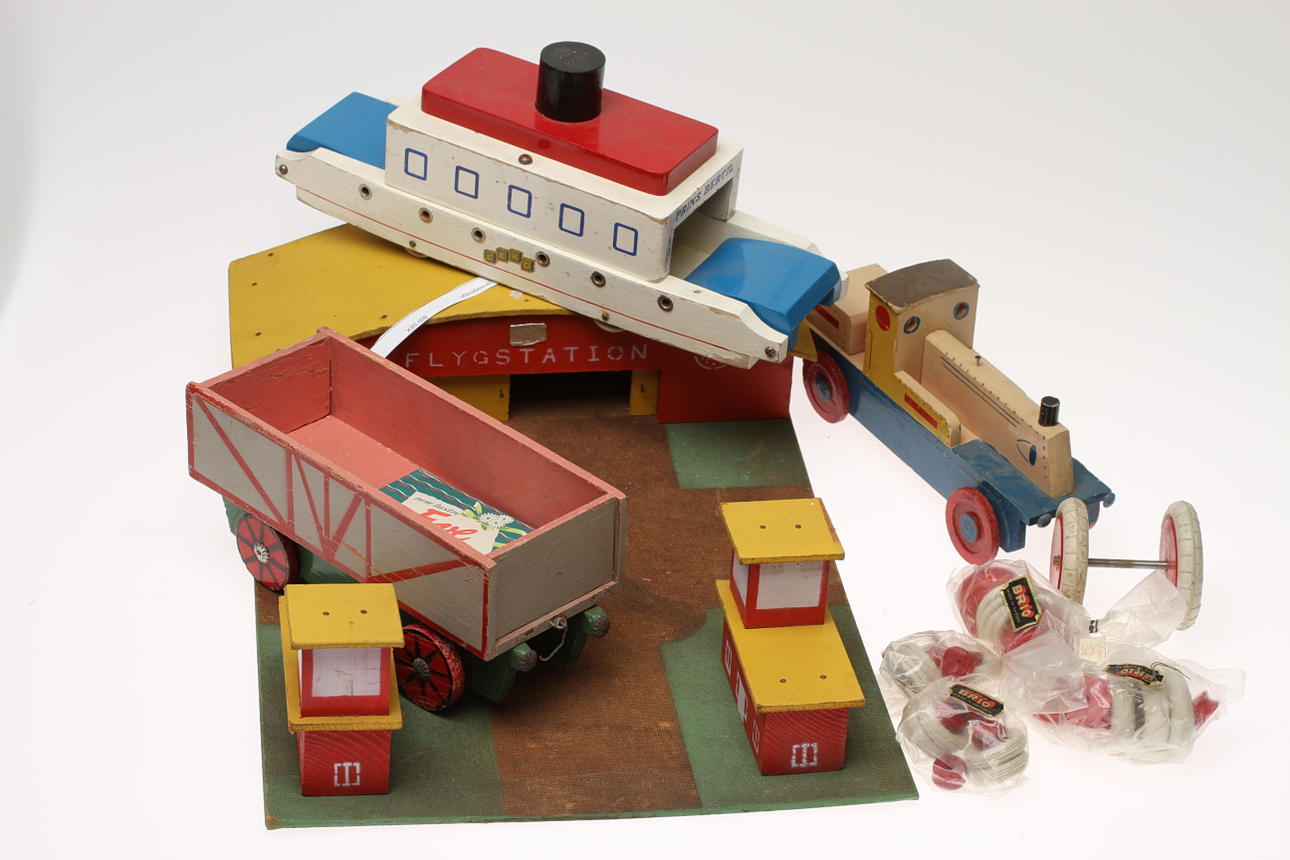 TRÄLEKSAKER Bilfärja LEKO, lok, järnvägsvagn GEMLA, flygstation.
