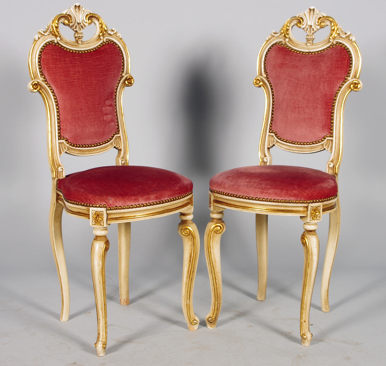 STOLAR, 1 par, vitmålade med förgyllningar, röd plyschklädsel.