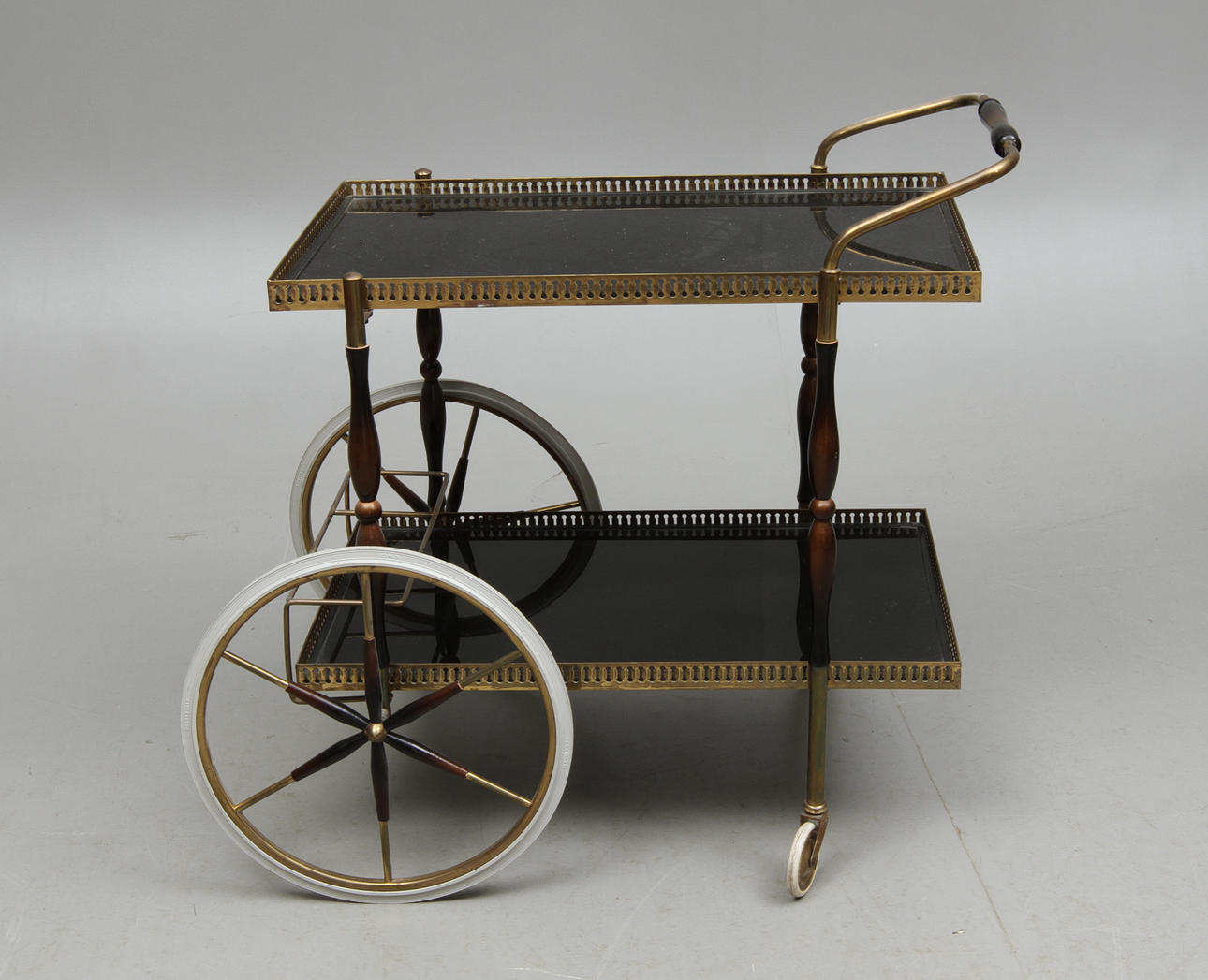 SERVERINGSVAG, med gallerkant, 1900-talets andra hälft.