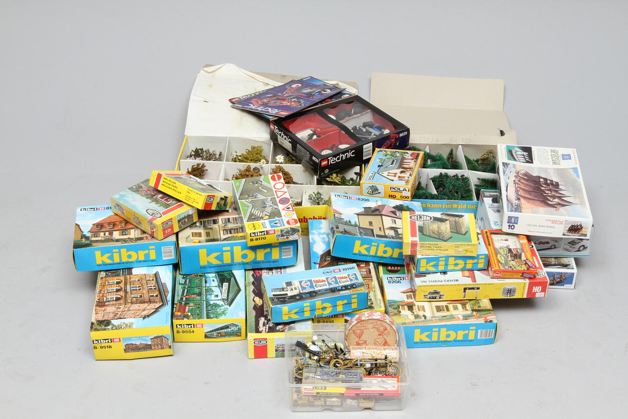 PLASTBYGGSATSER och modellträd, LEGO TEKNIK.