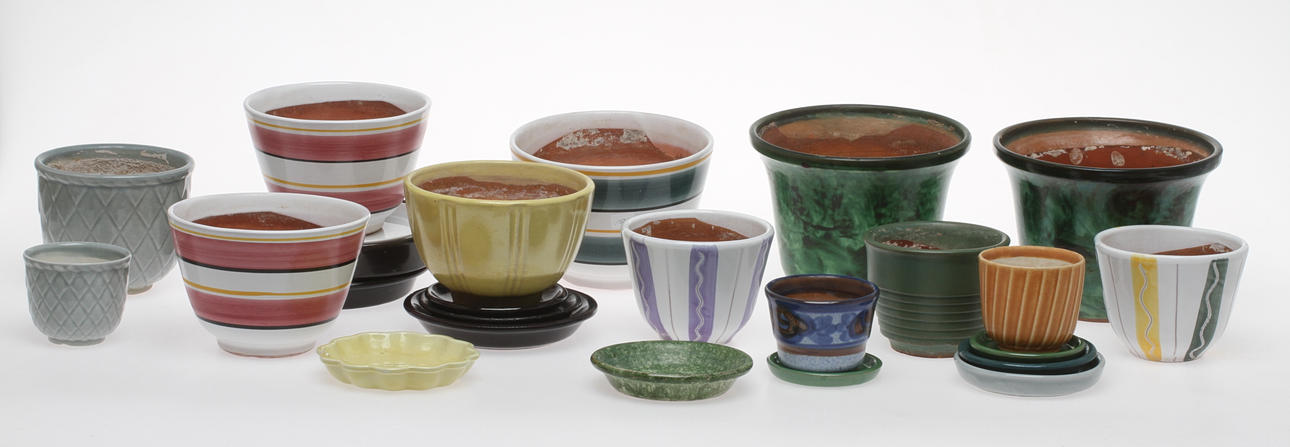 PARTI BLOMKRUKOR, 13 st, samt FAT,13 st, keramik, bland annat Rörstrand, Ekeby, 1900-tal.