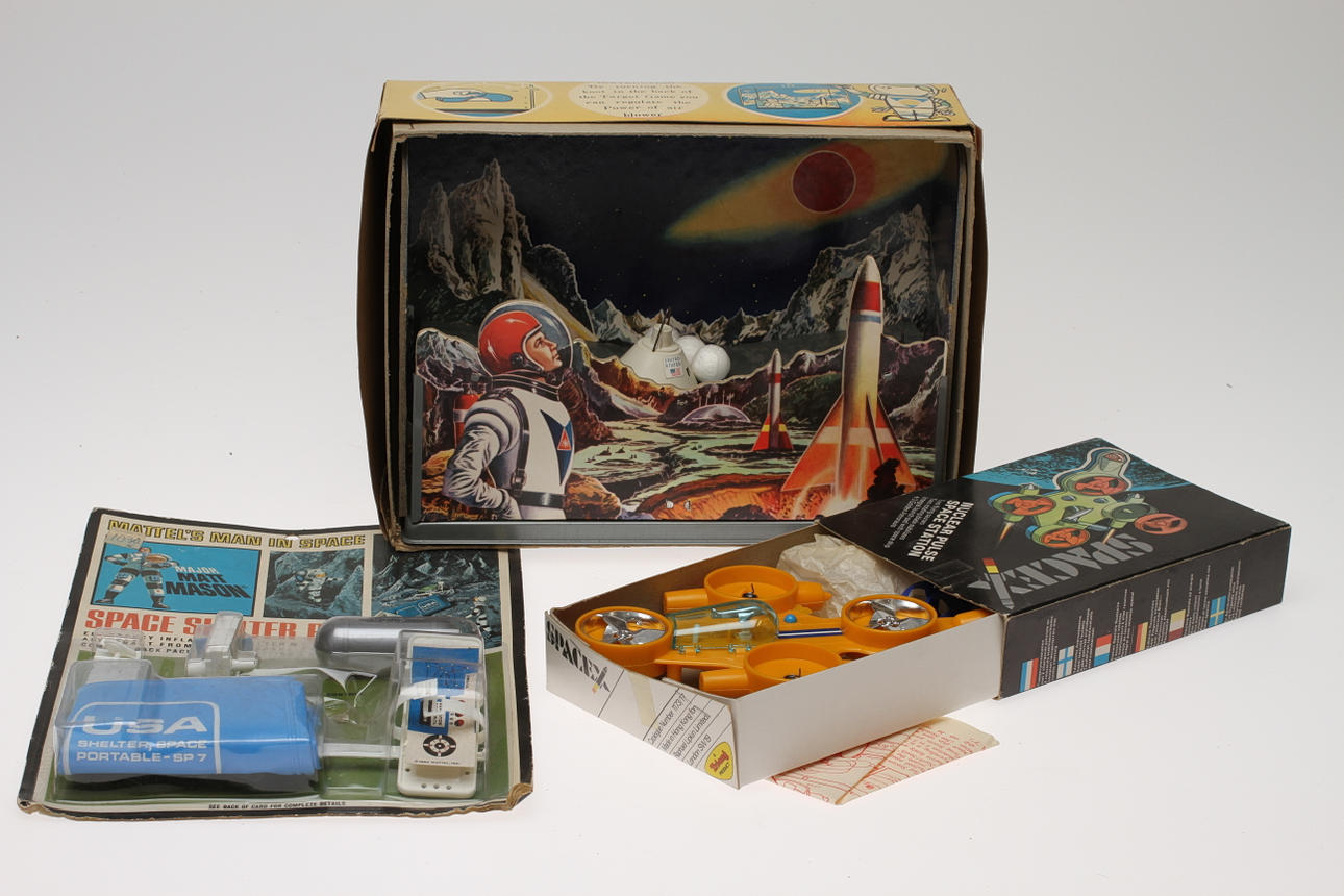 PARTI RYMDLEKSAKER, Satellite Target Game, Nuclear Pulse Station och Space Shelter Pak.