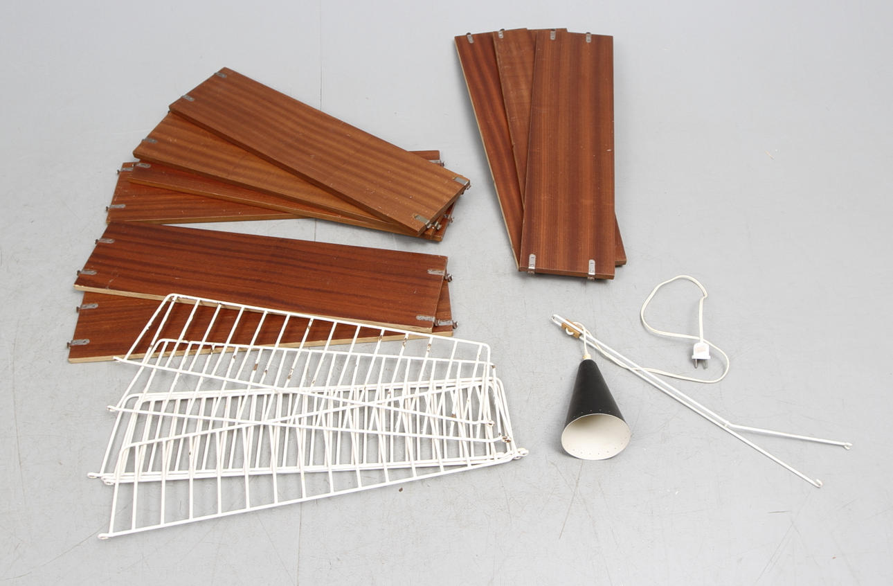 Stringhylla samt tillhörande stringlampa 1900-talets mitt.