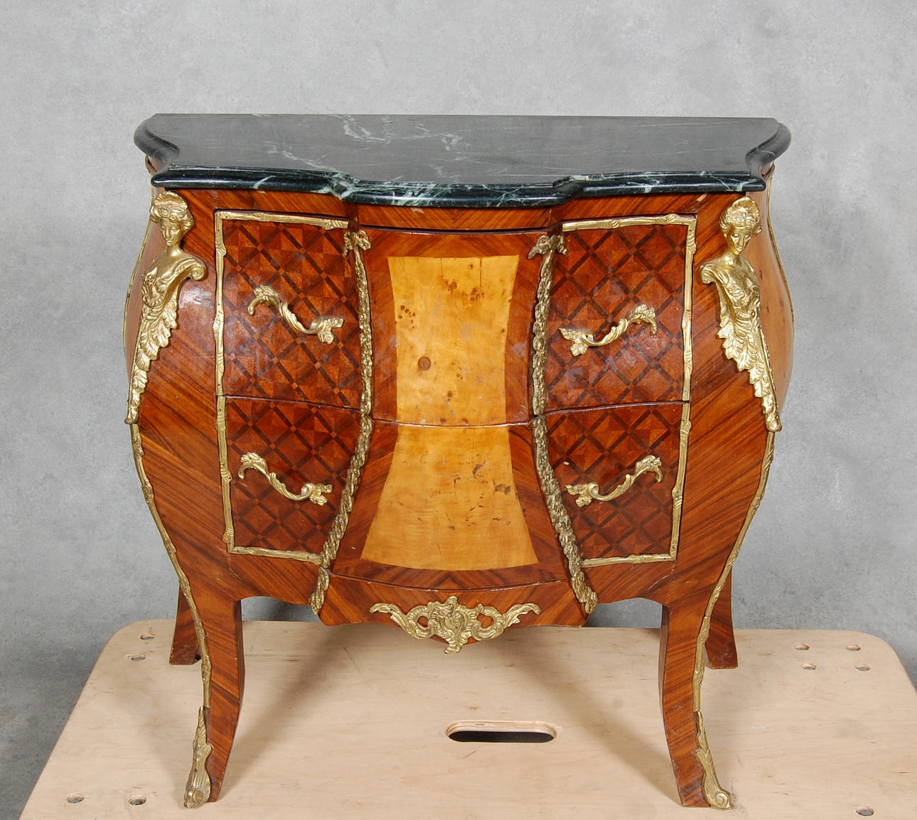 BYRÅ, rokokostil 1900-tal.