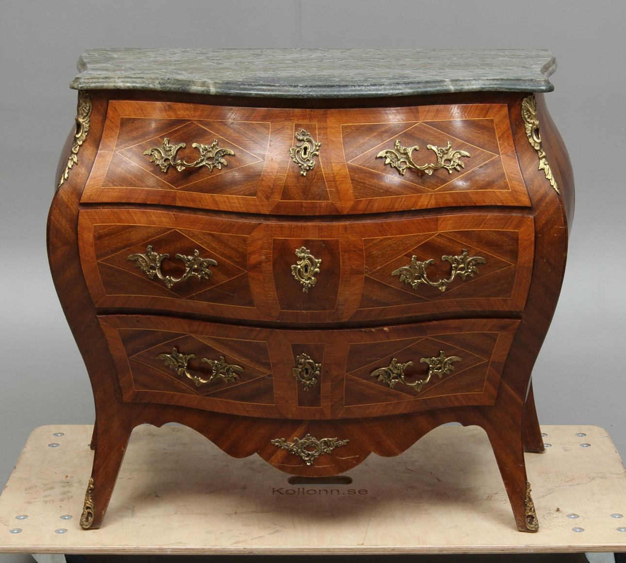 BYRÅ, med stenskiva, rokokostil, 1900-tal.