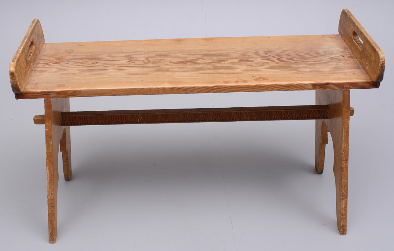 PIANOBÄNK, furu, utskuret mönster, handtag.