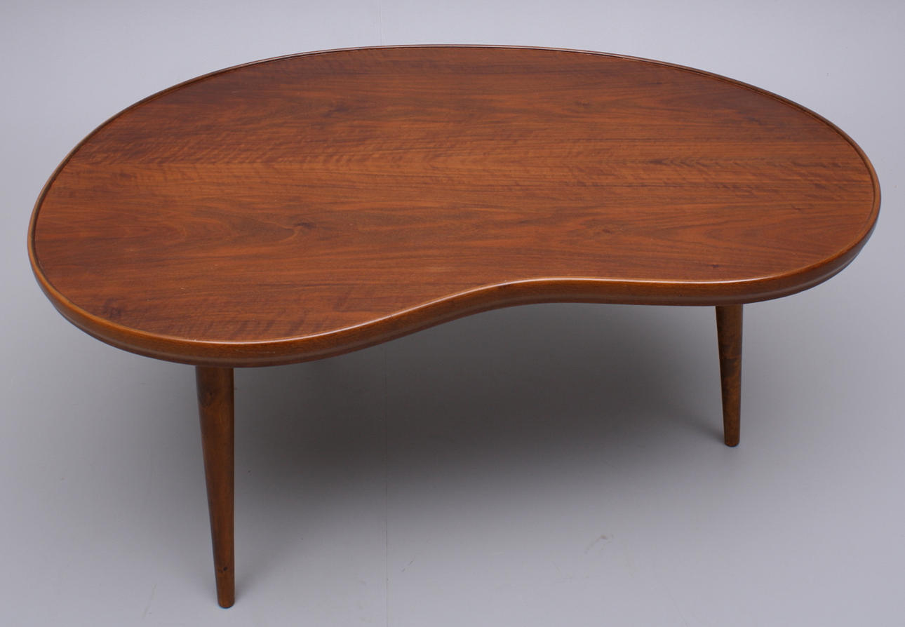 Bord, valnötsfanér, tre ben, njurformat.