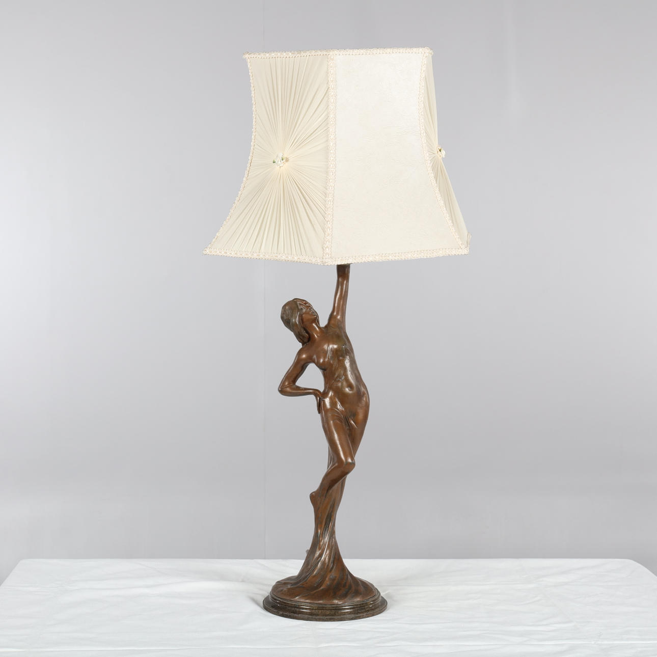 LÁMPARA DE MESA, Juvenil, 1900.