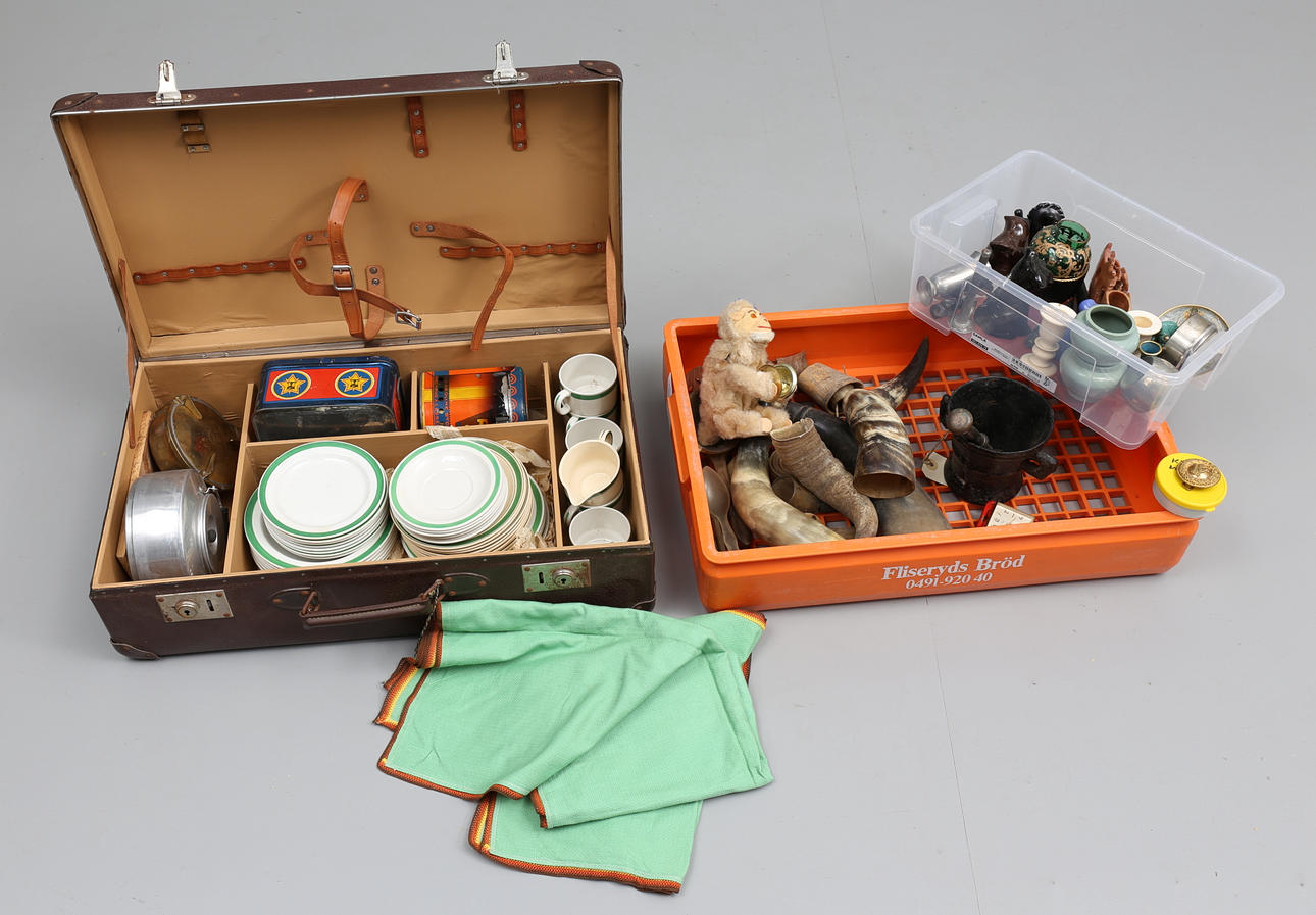 STORT PARTI DIVERSE, ca 100 delar, bl. a PICKNICKVÄSKA, 1900-tal.