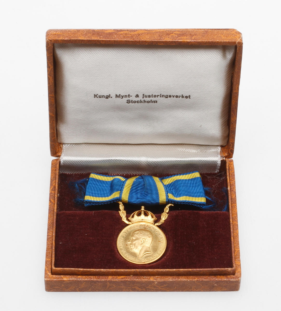 FÖRTJÄNSTMEDALJ, 23k samt 18k guld, 1952. Vikt totalt med band 14,8 gram.