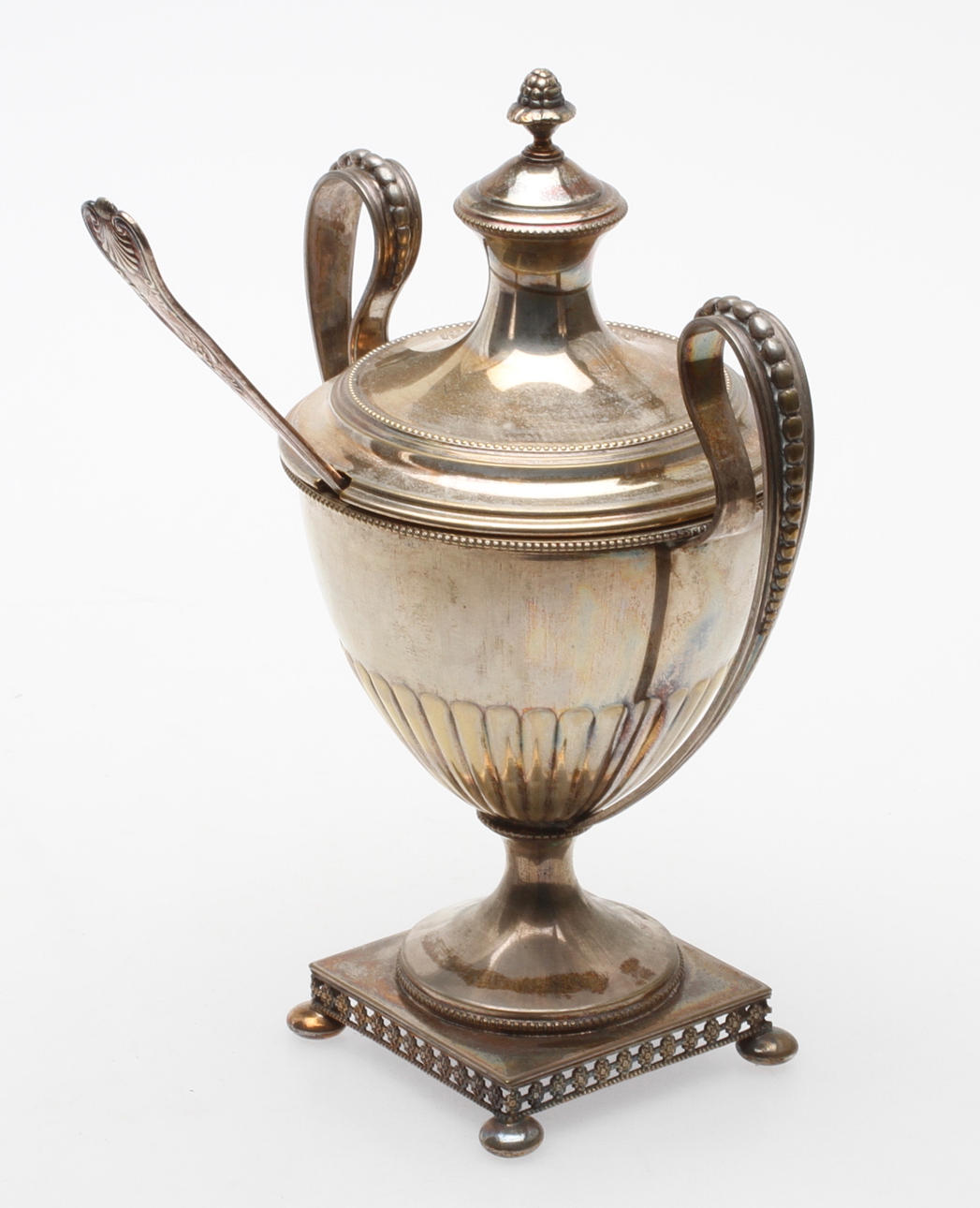 SOCKERSKÅL samt SOCKERSTRÖARE, nysilver, sengustaviansk stil.