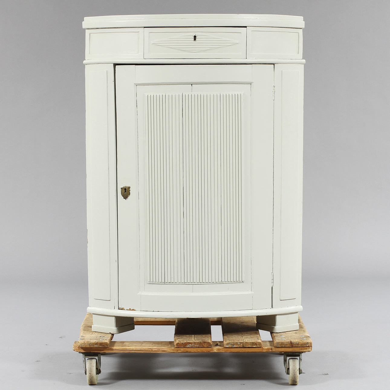 HÖRNSKÅP, sengustavianskt, 1800-talets förra hälft.